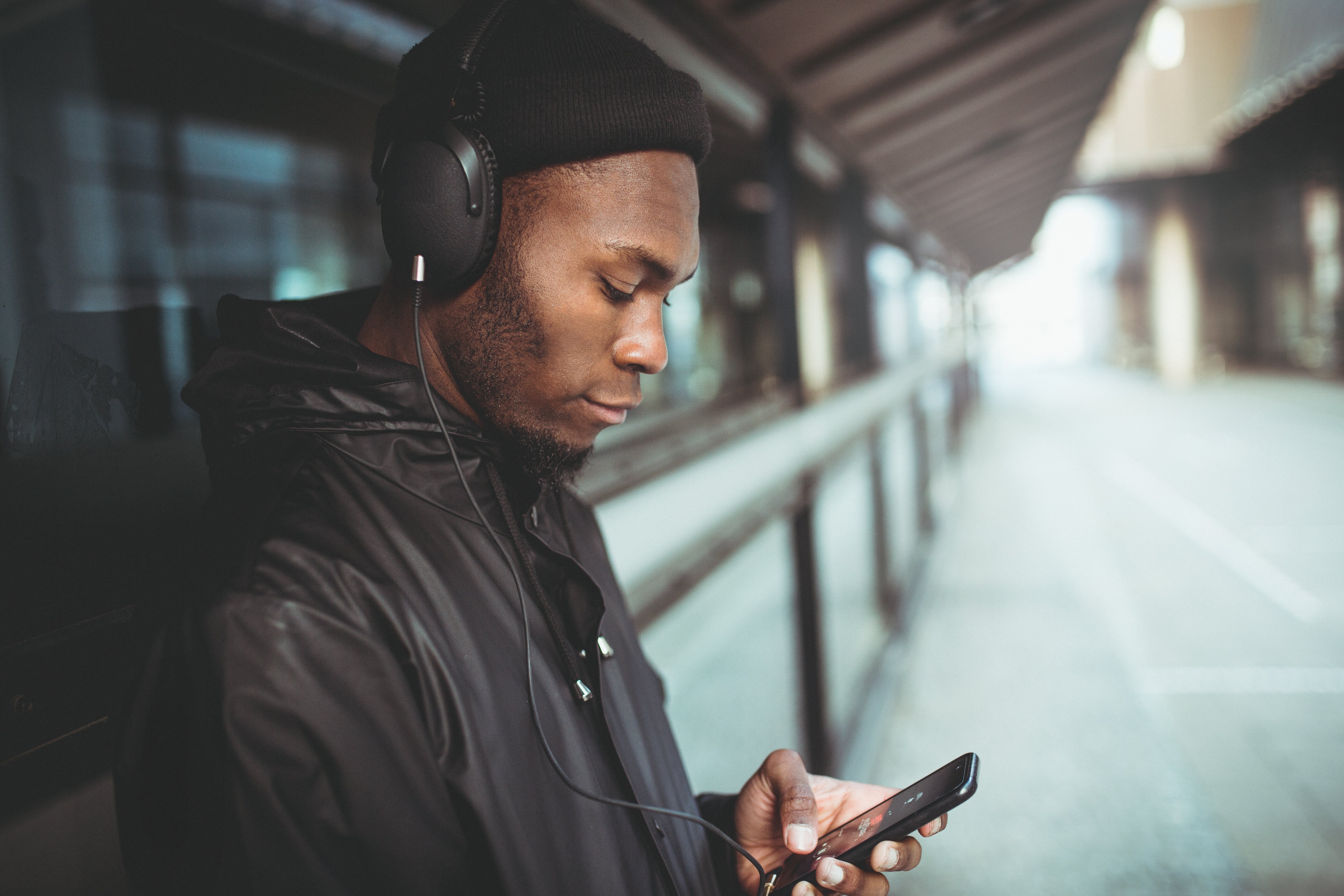 man-is-listening-to-music-with-his-smartphone_t20_vK06Jl
