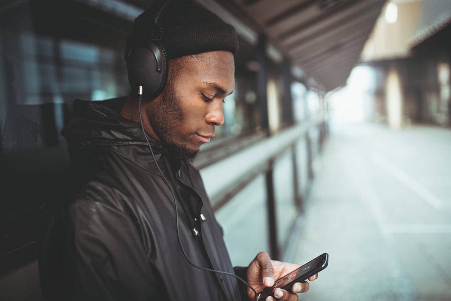 man-is-listening-to-music-with-his-smartphone_t20_vK06Jl