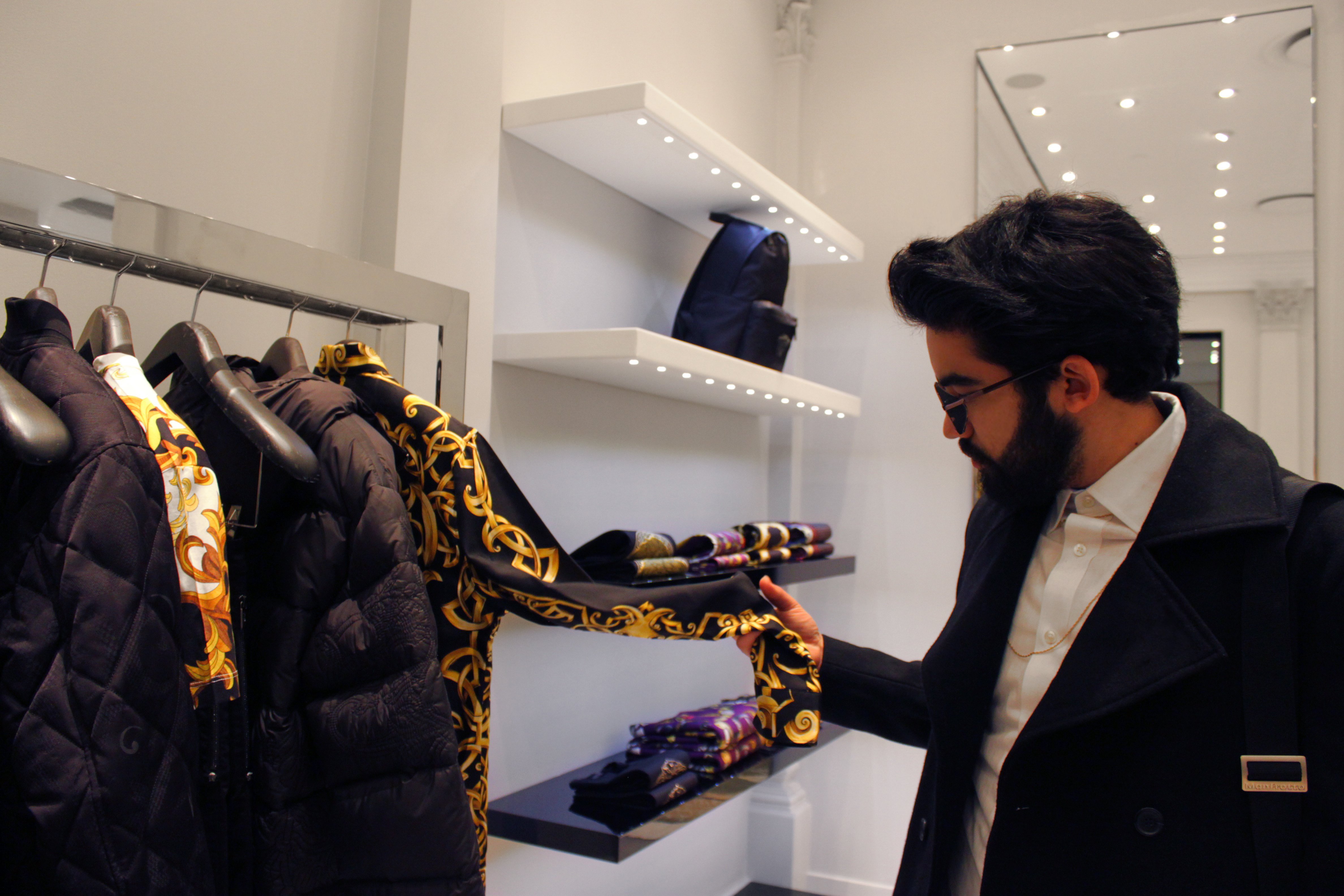 man-shopping-for-clothes_t20_oEzYBe